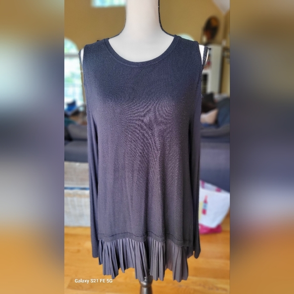 Generation Love Black Cold Shoulder Pleated back Tunic Sz. Large - Picture 1 of 6